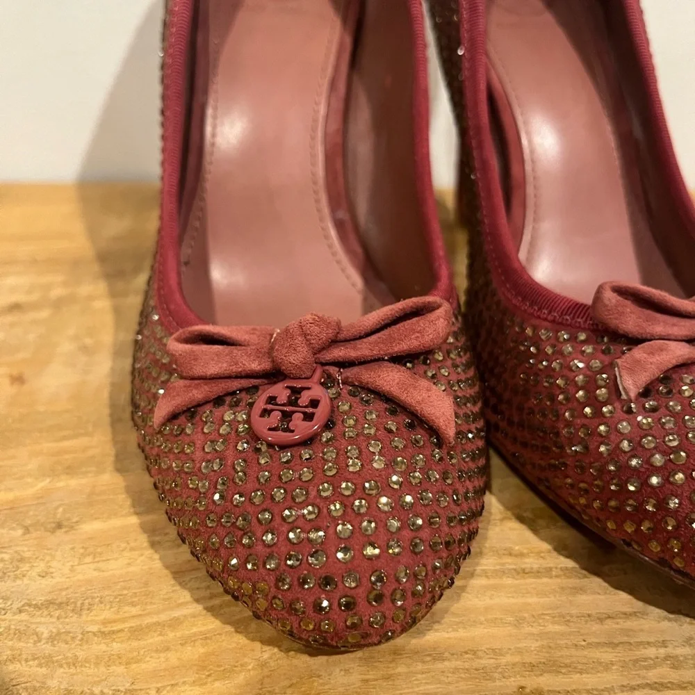 Tory Burch Phoenix Charm Logo Pumps Size 7.5M Pave Crystal‎ Conceria Cameo Shoes